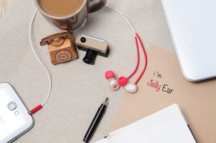 Vietnam youth and his business of handmade earphones