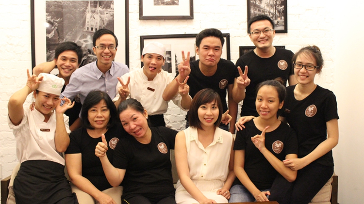 Young Vietnamese entrepreneur employs former street kids for café