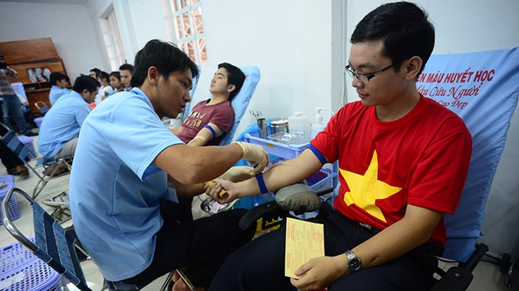 Over 600 donate blood to save lives in Vietnam
