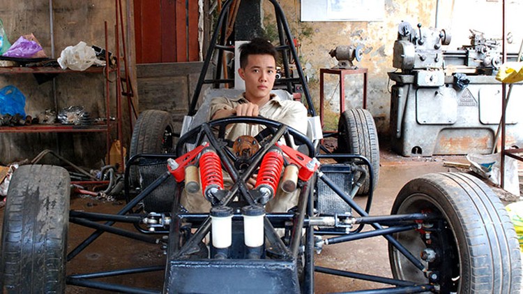 Vietnam students create ‘Formula 1’ car with used car parts