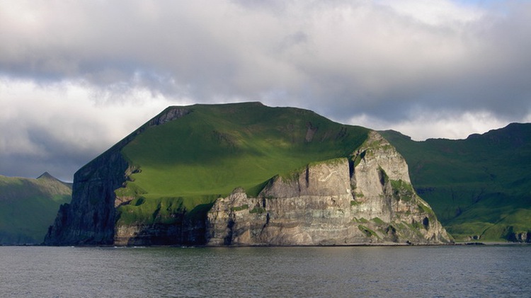 Major quake hits off Alaska's Aleutian Islands