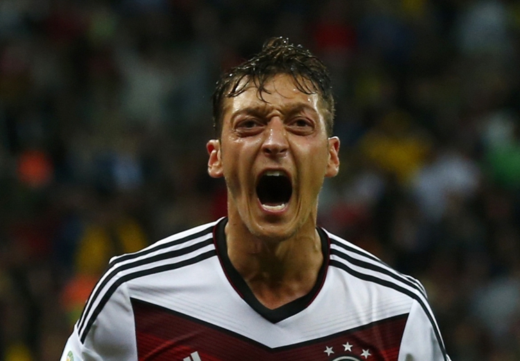 Schuerrle, Ozil strike late as Germany sink Algeria