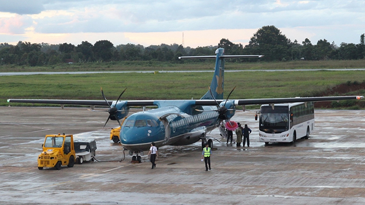 Air traffic controller suspended for near-collision on Vietnam runway