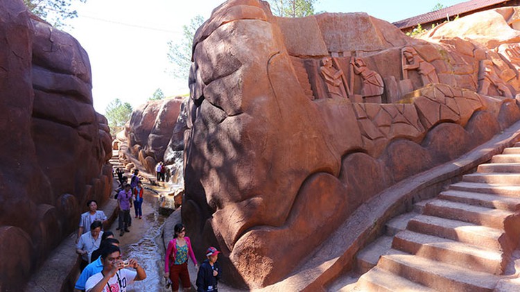 Man builds basalt sculpture tunnel in Vietnam’s resort city