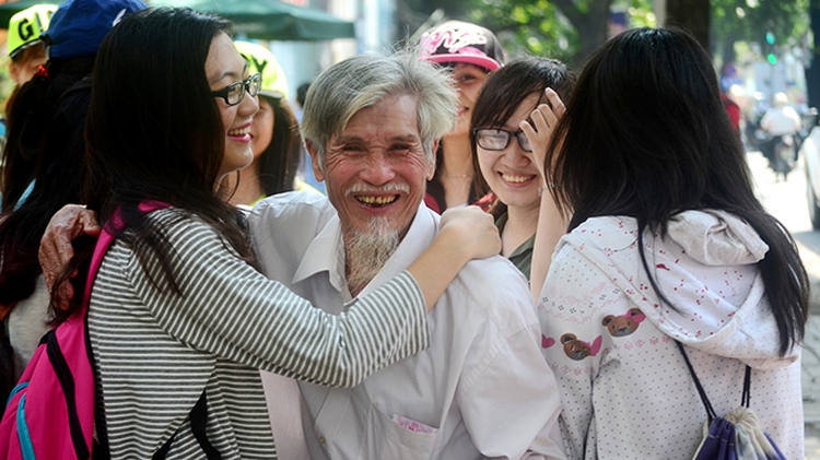 Over 300 Vietnamese celebrate Int’l Free Hugs Day in Vietnam metropolis