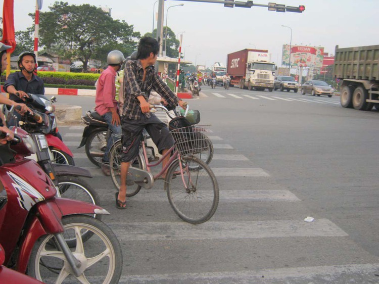 Rules for crossing the street in Vietnam’s major cities