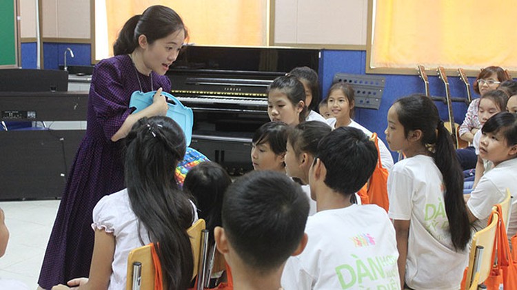 Korean, Vietnamese couple holds free music class for disadvantaged kids