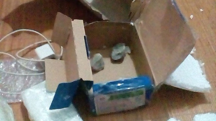 Surprise: iPhone 4 sent, Nokia 1200 and stones received via Vietnam express mail