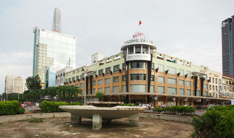 Shop owners rush to clear stocks before Saigon Tax Trade Center’s October shutdown
