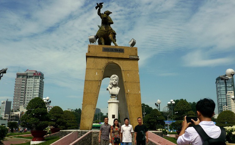 Statue fronting Vietnam's Ben Thanh market to be temporarily relocated