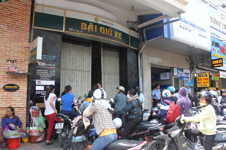 Saigon Tax Center sudden shutdown: shoppers smile, traders cry