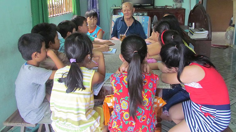 Aged paralyzed teacher spends 22 yrs teaching free English to Vietnam children