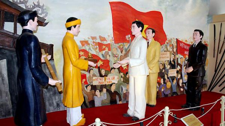 Exhibit in central region re-enacts last Vietnamese king’s abdication