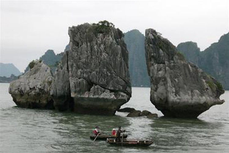 Cruise ship sinks in Vietnam’s Ha Long Bay, 12 foreigners rescued
