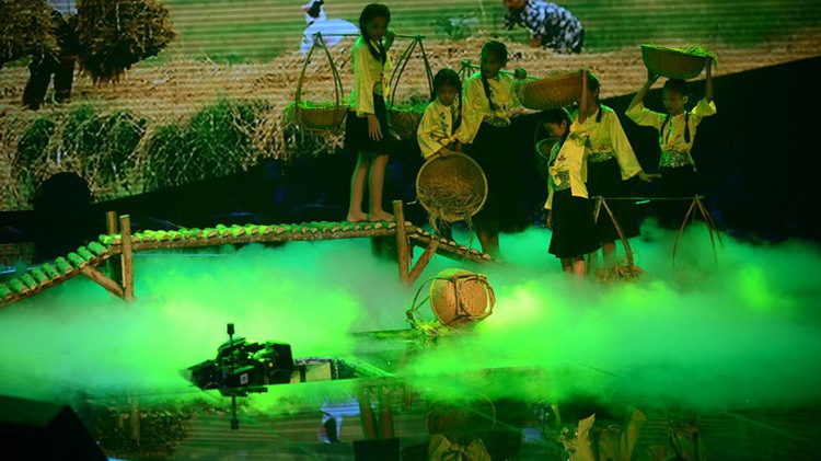 The Voice Kids Vietnam stage’s glass panel collapses during 2nd live show