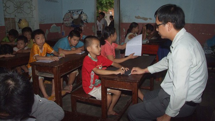 Physically challenged people help others in need