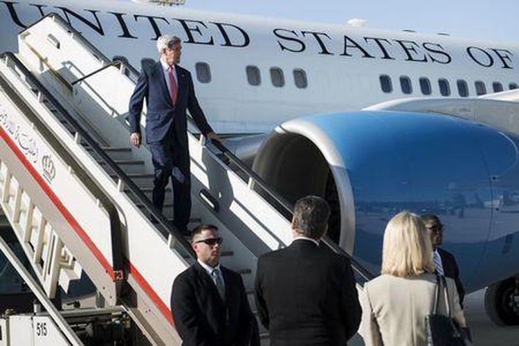 Kerry in Iraq backs government, to build support against Islamic State