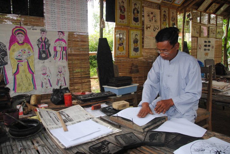 Central Vietnam’s iconic folk paintings now alluring souvenirs