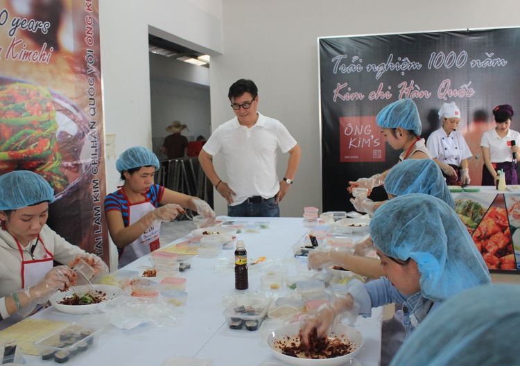 Vietnamese brides learn to make kimchi