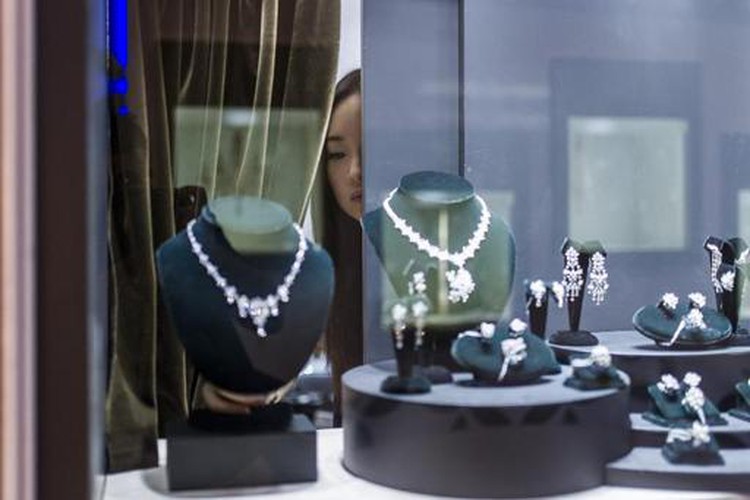 De Beers warns diamonds aren't forever