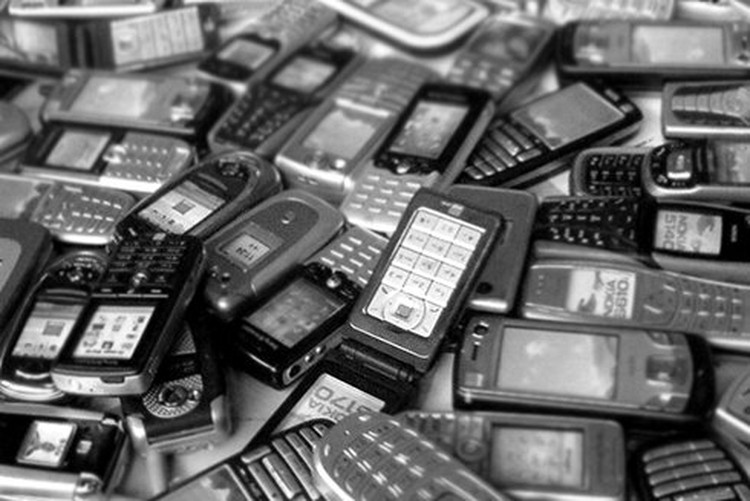 Vietnamese originality: Couple make cheap cellphones from scrap