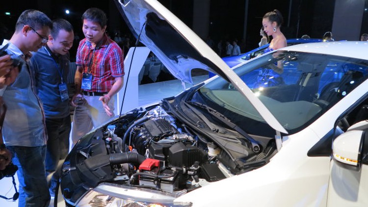 ASEAN-made car imports to Vietnam rise sharply over tax cut