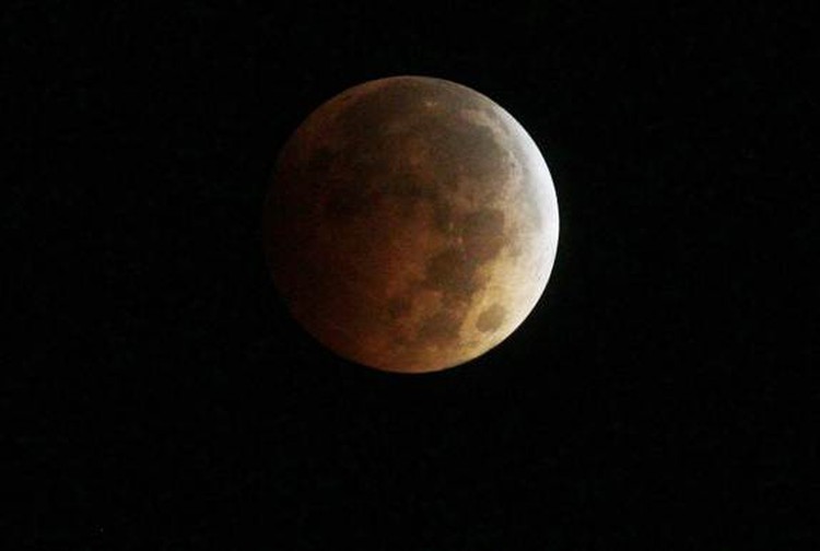 'Blood moon' awes sky watchers in Americas and Asia