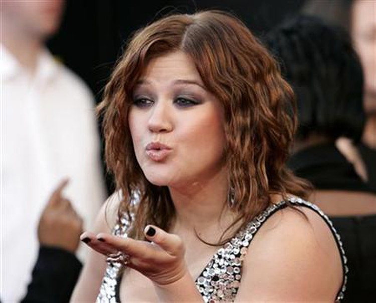 Kelly Clarkson to perform at Miss Vietnam 2014 finale in December