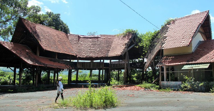 Culture, sports complexes in Vietnam marooned and wasted