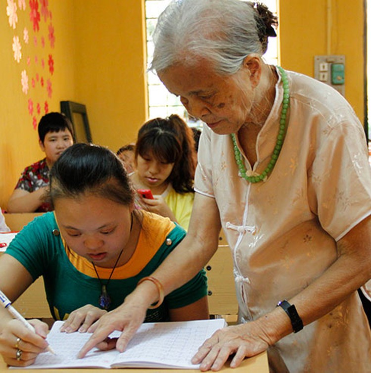 Elderly philanthropists promote traffic safety, teach disabled kids