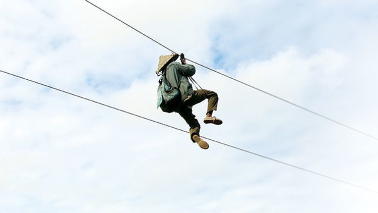 Central Highlands people risk lives crossing river on homemade ‘zipline’
