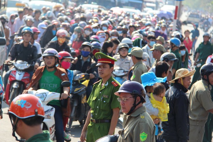 Tourists flood soon-to-be-closed Dai Nam Park; traffic jammed (photos)