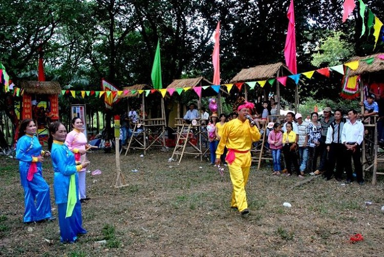 Vietnam’s Hoi An old town taps into folk game, art to draw tourists