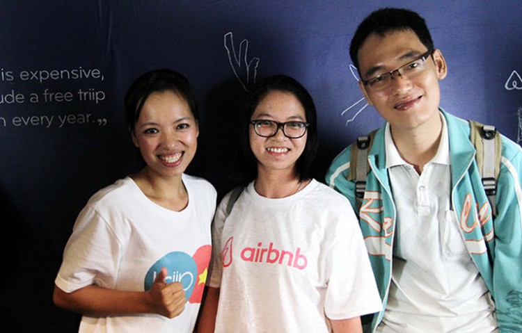 Young Vietnamese woman offers online native tour connection