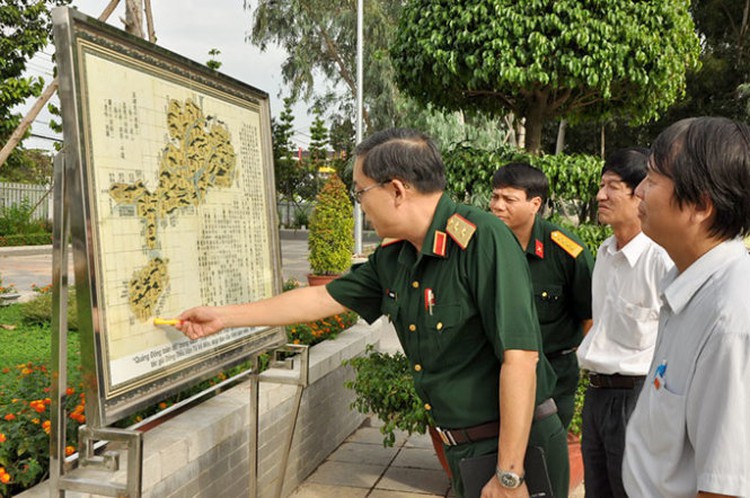 Ongoing exhibit showcases ceramic maps reiterating Vietnam’s sovereignty