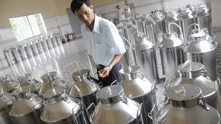 Vietnam farmer makes wine from dragon fruit to offset slumping prices