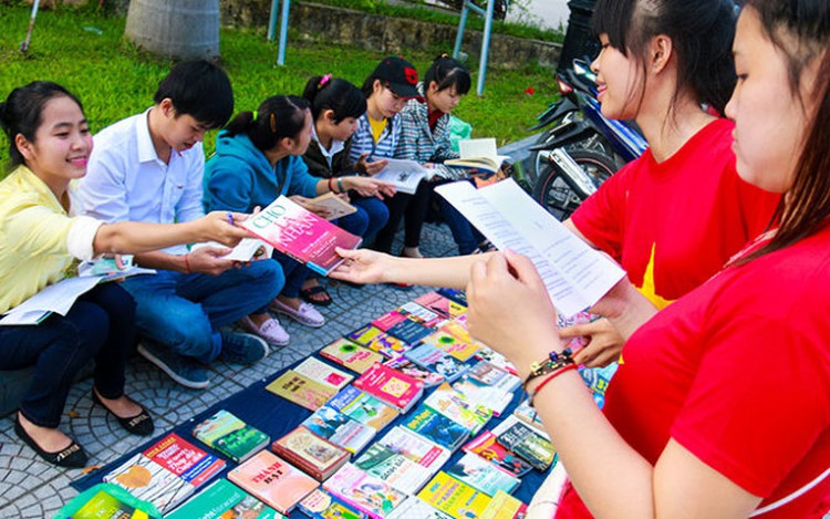 Vietnam students run, read from mobile libraries