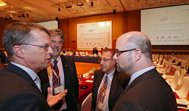 Foreign investors still hurt by Vietnam’s red tape: forum