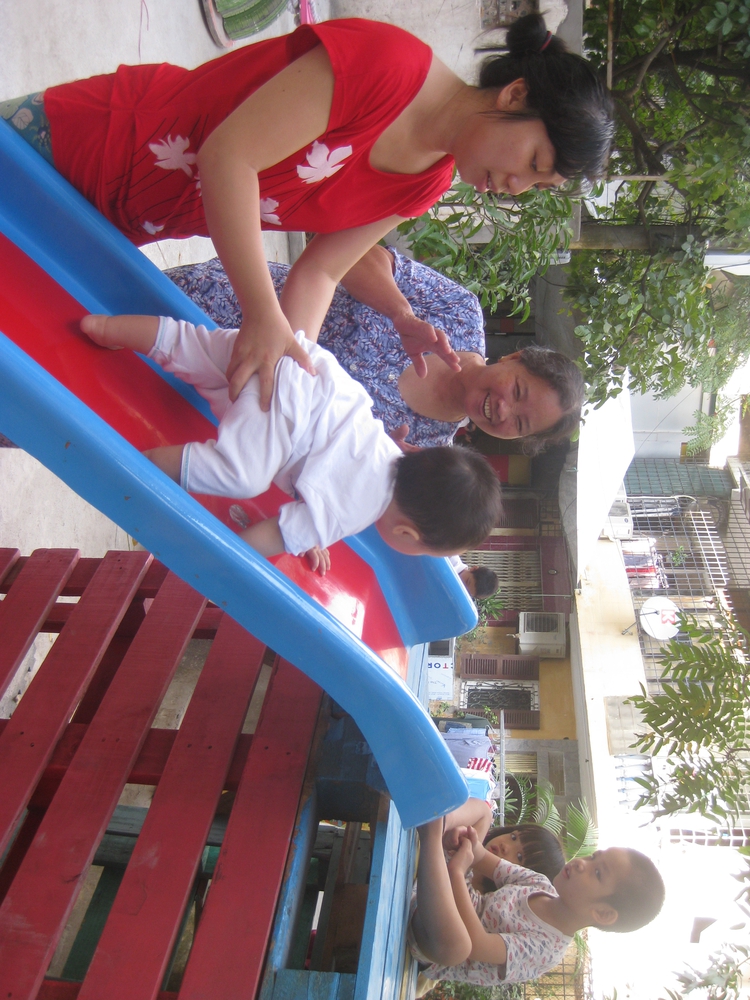 Elderly woman builds free playground; kind-hearted policeman saves lives