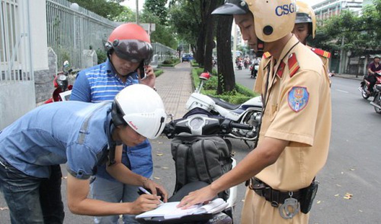 Traffic cops banned from "lurking behind bushes": Hanoi official