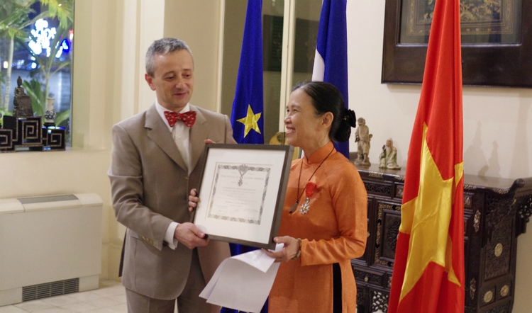 France awards prestigious medal to Hoa Sen University’s principal
