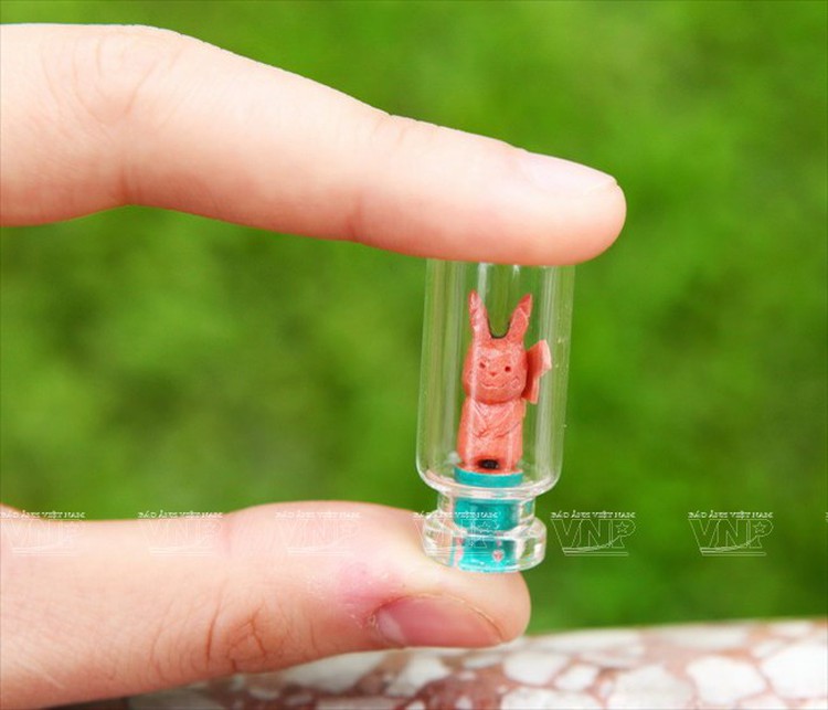Carving miniature sculptures on pencils popular with young Vietnamese