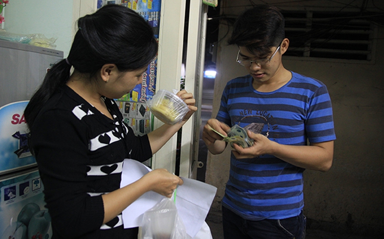 Home food delivery at night in Ho Chi Minh City