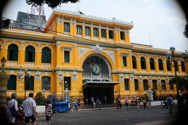 Experts blast Saigon Central Post Office’s new paint job