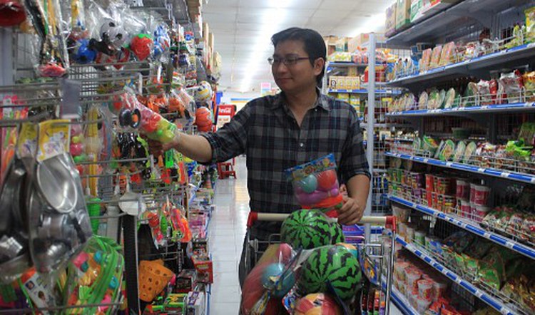 Singaporean who helped Vietnamese in iPhone 6 scam does charity in Vietnam