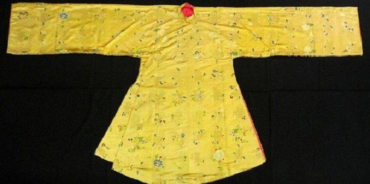 German artist showcases royal ‘ao dai’ in installation artwork in Vietnam
