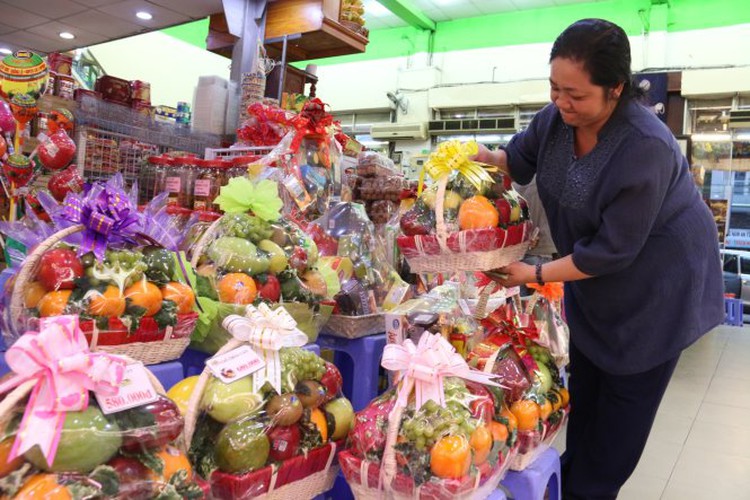 Gift basket market heats up for upcoming Tet in Ho Chi Minh City