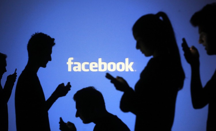 Facebook, Twitter lock horns in post-Super Bowl battle of the statistics