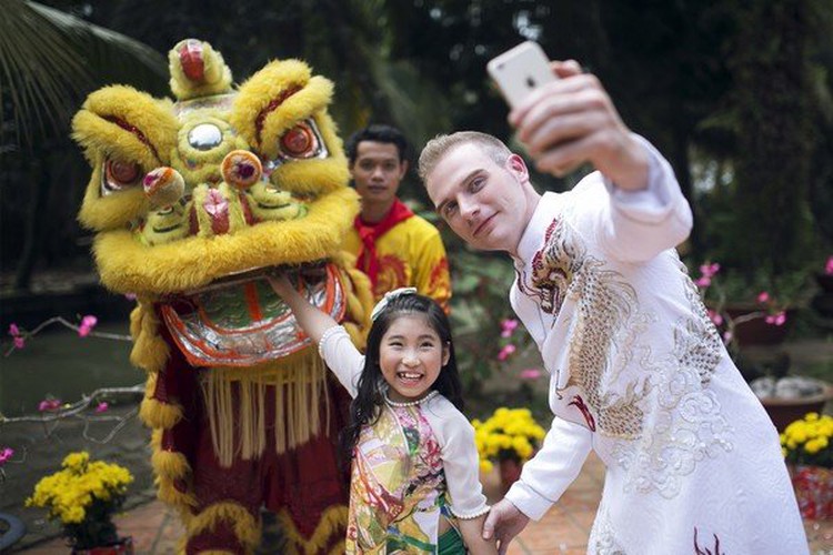 Half-Korean girl, American teacher release Tet CD, music video