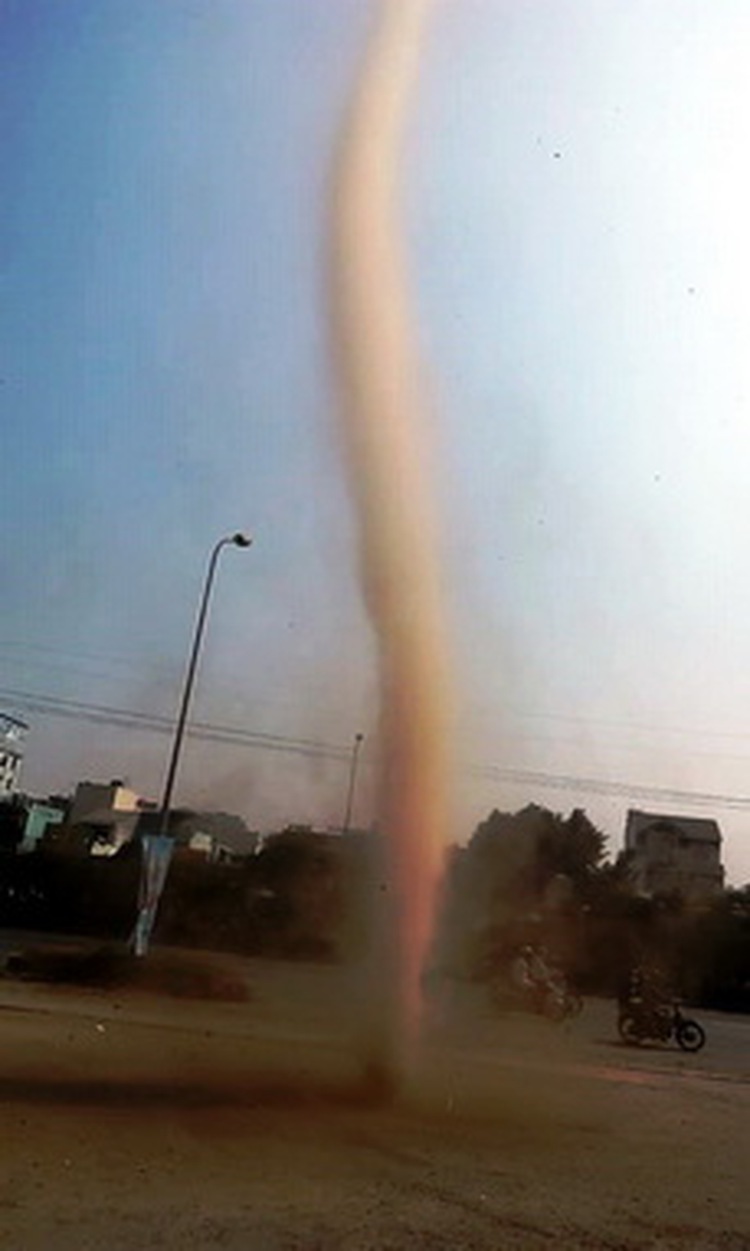 Tornado sweeps through Ho Chi Minh City’s District 7 (video)